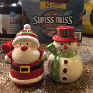 Holiday salt and pepper shakers